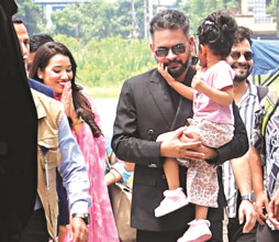 परिवारका साथ वालेन्द्र शाह