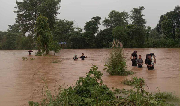 बाढी वस्तीमा, विस्थापित विद्यालयमा