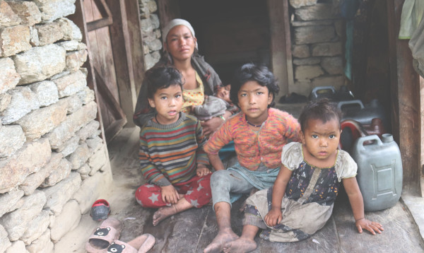 क्यान्सरले पति गुमाएपछि असौजीका चार छोरीहरूको पनि बिचल्ली