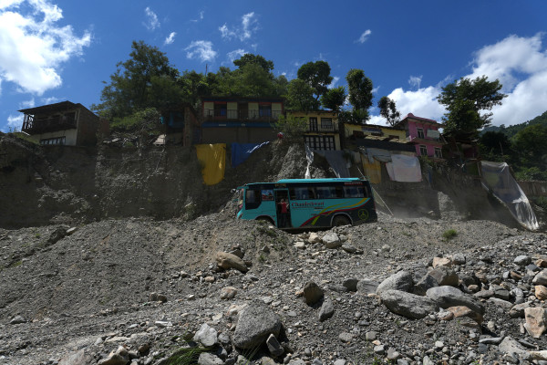 बाढीपहिराले क्षतिग्रस्त बिपी राजमार्ग, यात्रुहरुलाई सास्ती