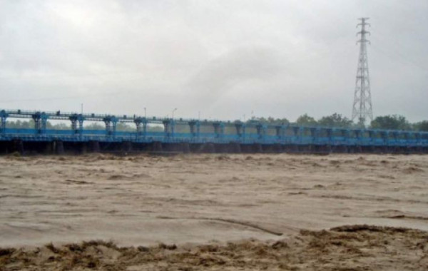 जलस्तर घटेपछि बनबासा पुलमा सवारी आवागमन
