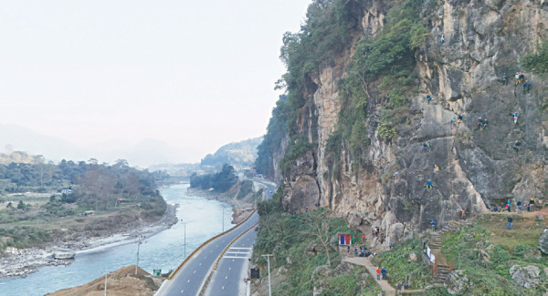 ‘चुनपहरा चट्टान’मा आरोहणको पसिना