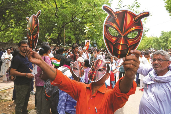 सत्ताबाट असन्तुष्ट ‘ककरोच’ सामाजिक सञ्जालबाट सडकमा