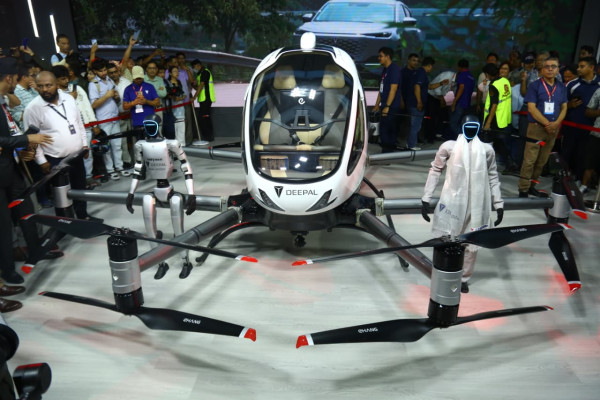 नाडा अटो शोमा रोबोट र उड्ने कार हेर्नेको भीड