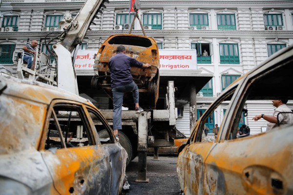 जेनजी आन्दोलनमा आगजनी गरिएका सवारी साधनहरू सिंहदरबारमा हटाउँदै