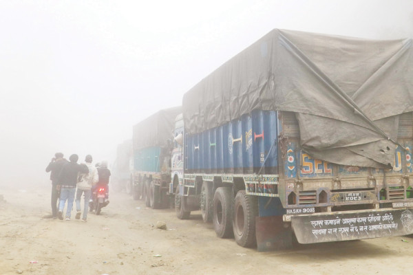 शीतलहरले छेक्यो बाटो