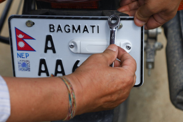 इम्बोस्ड नम्बर प्लेट : कलंकको टीका