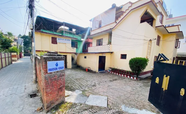 फ्रिडम फोरमद्वारा राससलाई ३१ थान पुस्तक हस्तान्तरण