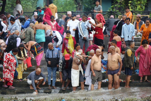 बाबुको मुख हेर्ने दिन गोकर्णेश्वर मन्दिरमा श्रद्धालुहरूको भीड