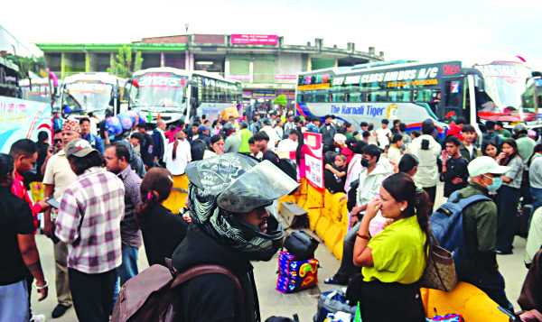 दसैं मान्न उपत्यका छाड्नेको लर्को