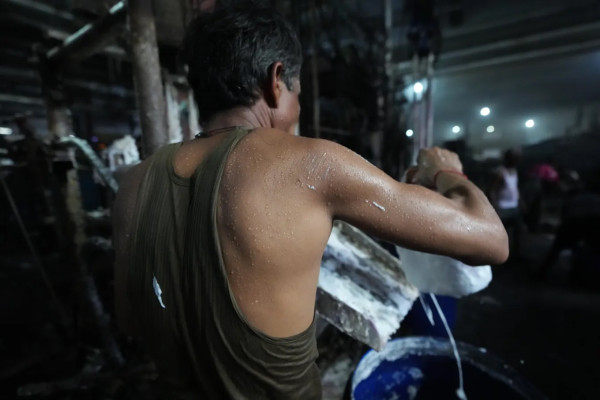 बाफ, ताप र पसिनाबीच १२ घण्टे काम