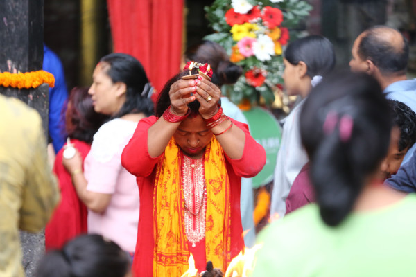 सूर्यविनायक मन्दिरमा गणेश पूजा गर्दै श्रद्धालुहरू