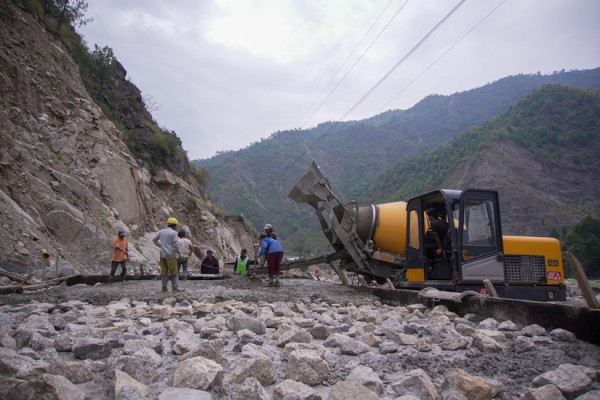 वर्षा नहुँदा बिपी राजमार्गमा काम धमाधम