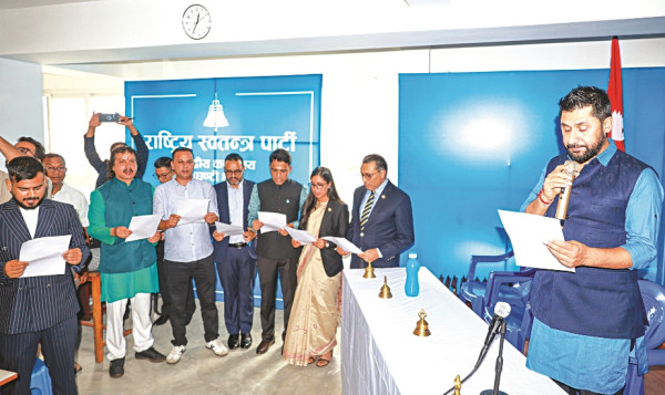 नवनिर्वाचितलाई घण्टीघरमा  शपथ