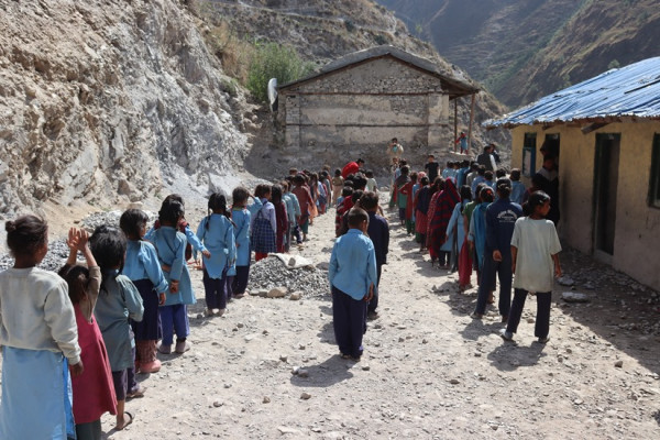 कक्षाकोठा अभावले संयुक्त कक्षाको बाध्यता