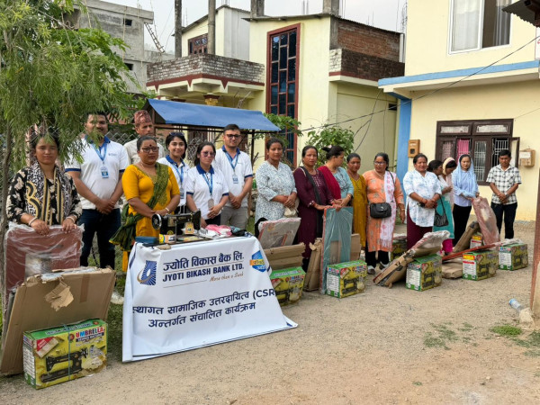 स्वरोजगार प्रवर्धनका लागि सिलाइ मेसिन प्रदान