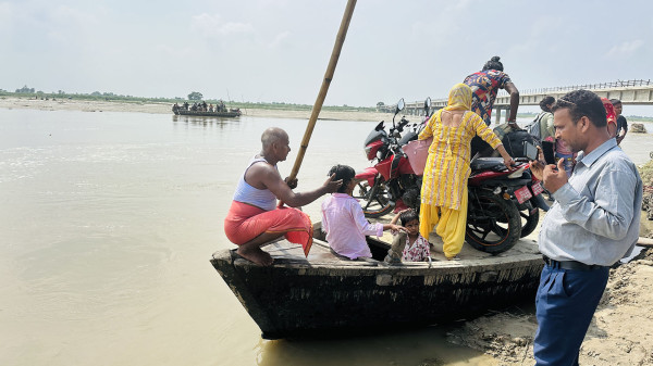 अरूलाई पार लगाउँदै, आफैँ नदीमा अड्किएका माझीहरू