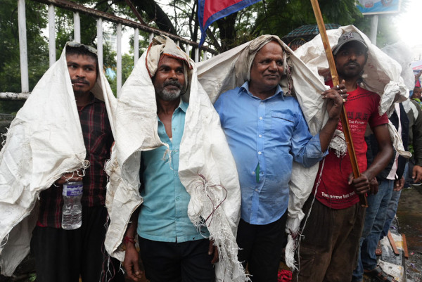झरीमा रुझ्दै लगाए नारा, महानगरले सुनेन