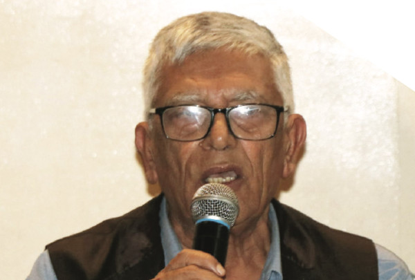 सुसेला काव्यशालामा नारायण ढकाल