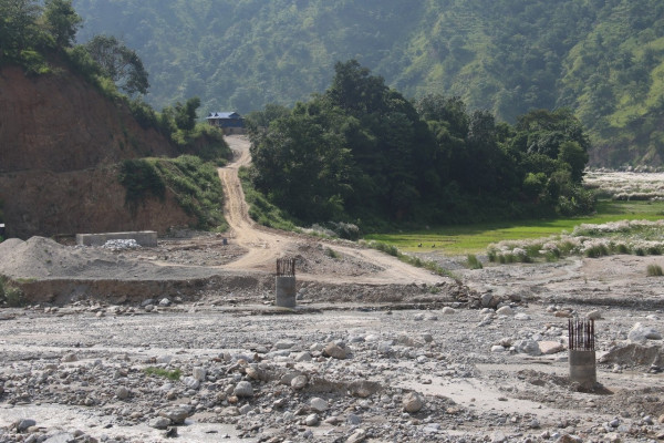 तमोर कोरिडोरका पुल निर्माणमा ढिलाइ हुँदा सास्ती भोग्दै यात्रु