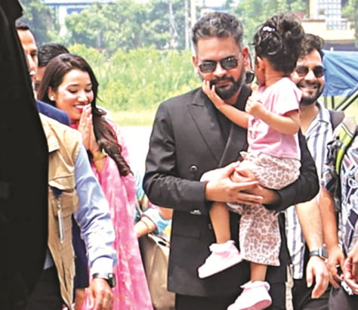 परिवारका साथ वालेन्द्र शाह