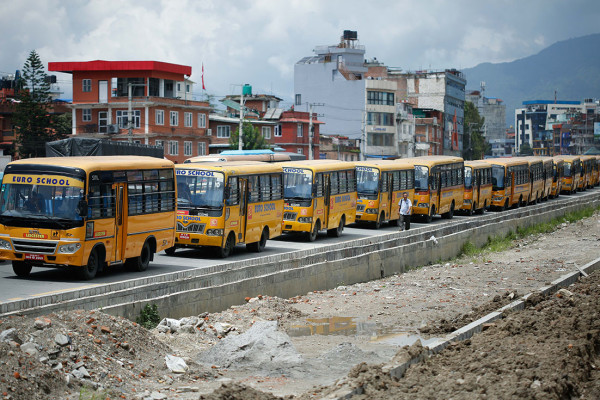 चक्रपथमा निजी स्कुलका बसको र्‍याली