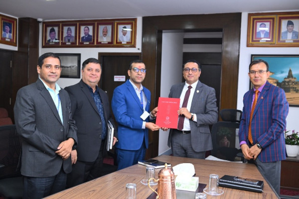 राजस्व नीति सुधारका लागि उच्चस्तरीय समितिको प्रतिवेदन अर्थमन्त्रीलाई