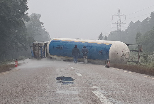 ग्यास बुलेट पल्टिँदा राजमार्ग अवरुद्ध