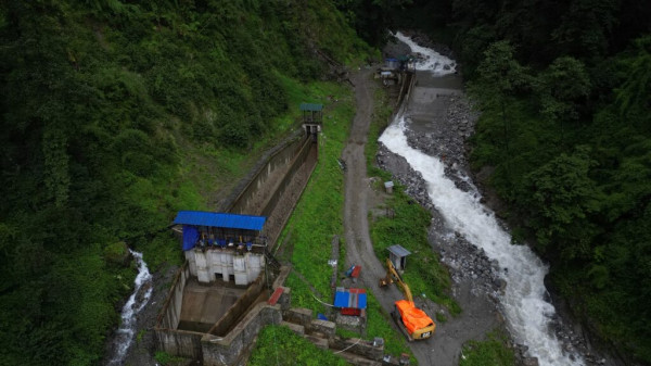 रेलेखोलाको बाँधमा बाढी, विद्युत् उत्पादन बन्द
