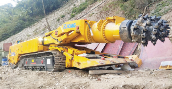 माथिल्लो मोदी ‘ए’को सुरुङ खन्न ‘रोड हेडर’ मेसिनको प्रयोग