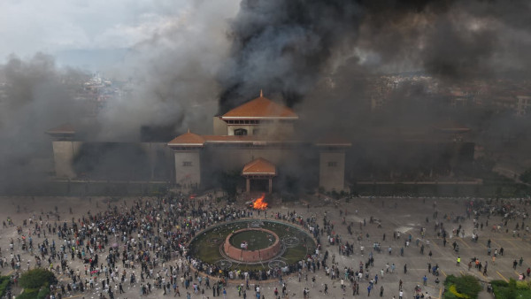 ड्रोनबाट यस्तो देखियो जलिरहेको संसद् भवन