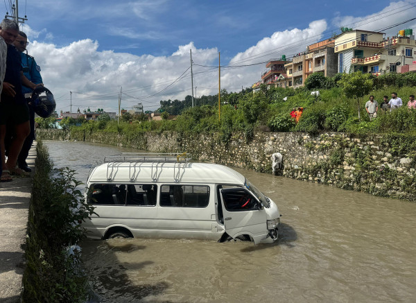 साङला खोलामा खस्यो इभी माइक्रो बस