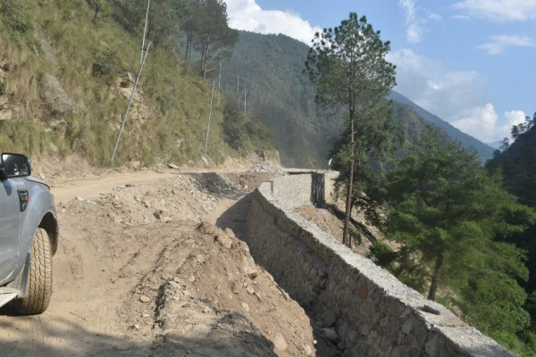 रसुवागढी नाका जोड्ने सडकको स्तरोन्नति हुँदै