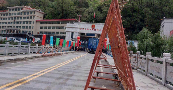 पहिरोले तातोपानी नाका ठप्प, चाडपर्वमा व्यापार धराशायी 