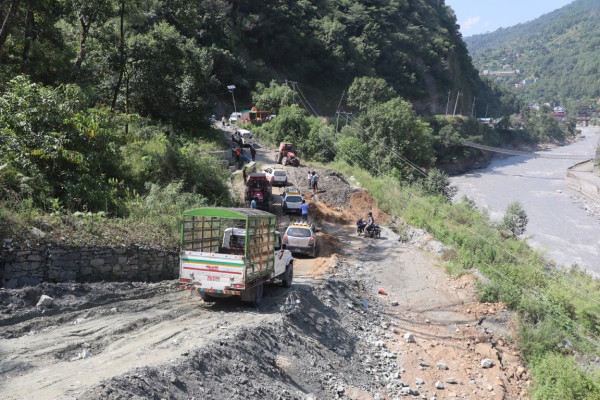 बेनीको भसभसेमा सडक भासिँदा यातायात सञ्चालनमा समस्या