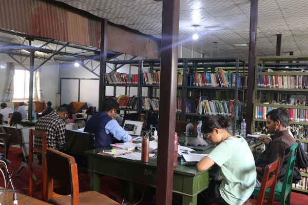 जो पुस्तकालयमा रमाउँछन्...