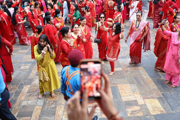 तीजमा टिकटकमय बनेको छ पशुपति परिसर