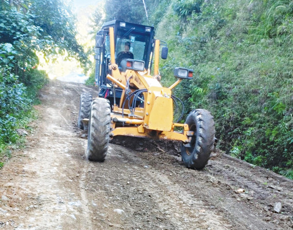 पाँच वर्षमा छ पटक ठेक्का म्याद थपपछि कालोपत्र गरिँदै