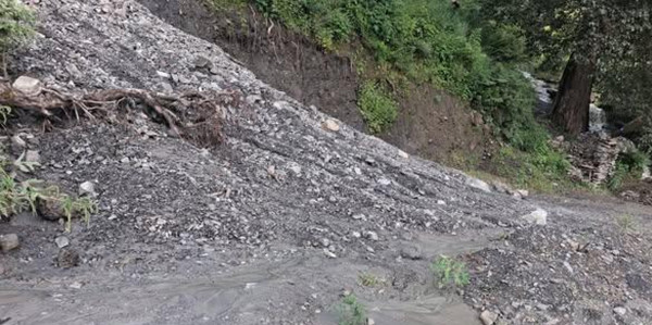 अविरल वर्षाले हुम्लाका ग्रामीण सडक अवरुद्ध