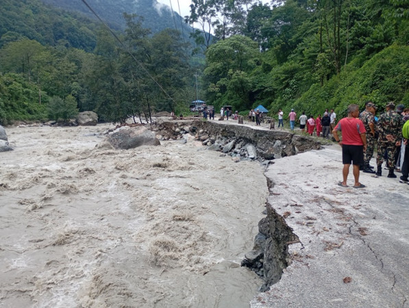 पहिरोमा दुईको मृत्यु, सडक र विद्युत् आयोजनामा क्षति