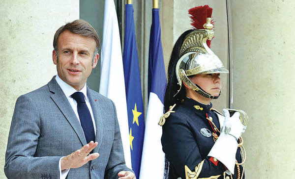 फ्रान्समा सत्ता संकट गहिरिदै, म्याक्रोनको राजीनामा माग