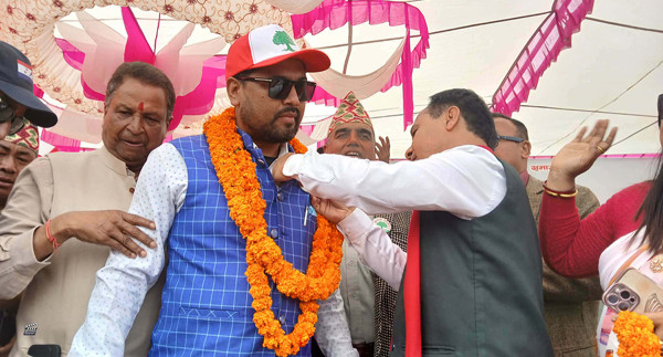 रास्वपा नवलपरासी सभापति महेन्द्रसिंह ठकुरी कांग्रेसमा प्रवेश