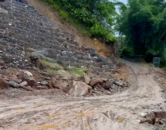 मेची राजमार्गको राजदुवाली खण्ड भासियो, यातायात अवरुद्ध