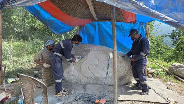 ढुङ्गामा माझिँदै छन् मूर्तिकारका सीप