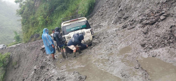 पहिरोले बेनी-जोमसोम सडकको यात्रा असहज बन्दै