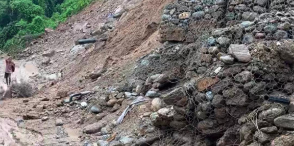 वर्षा र पहिरोले एक दर्जन सडक प्रभावित, नौ राजमार्ग पूर्ण रूपमा अवरुद्ध