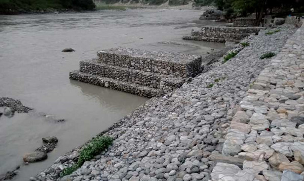 नारायणी नदीमा तटबन्ध