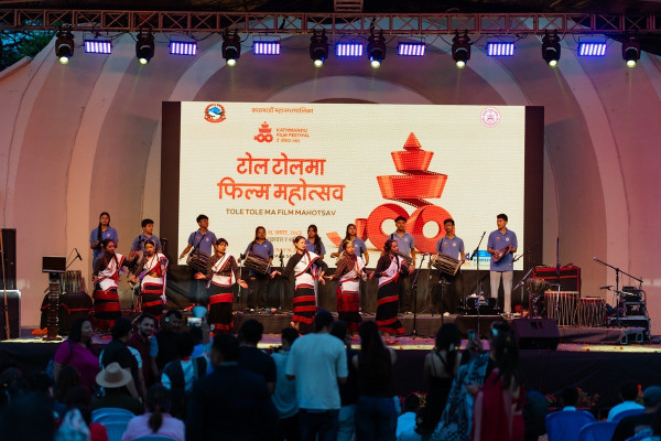 ‘पेन्गुइन रिभोलुसन’ र ‘सवारी साहित्य’ टोलटोलमा