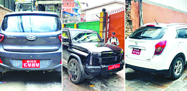 सञ्चारमाध्यम तर्साउन गेटै छेकेर राखिए गाडी
