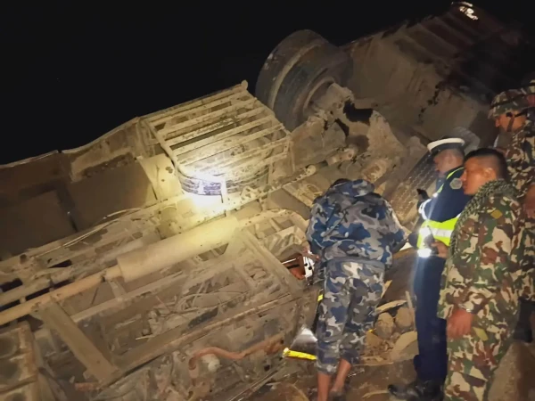 धादिङमा बस दुर्घटना हुँदा १७ जनाको मृत्यु, २४ घाइते, सेना प्रहरी उद्धारमा जुटे